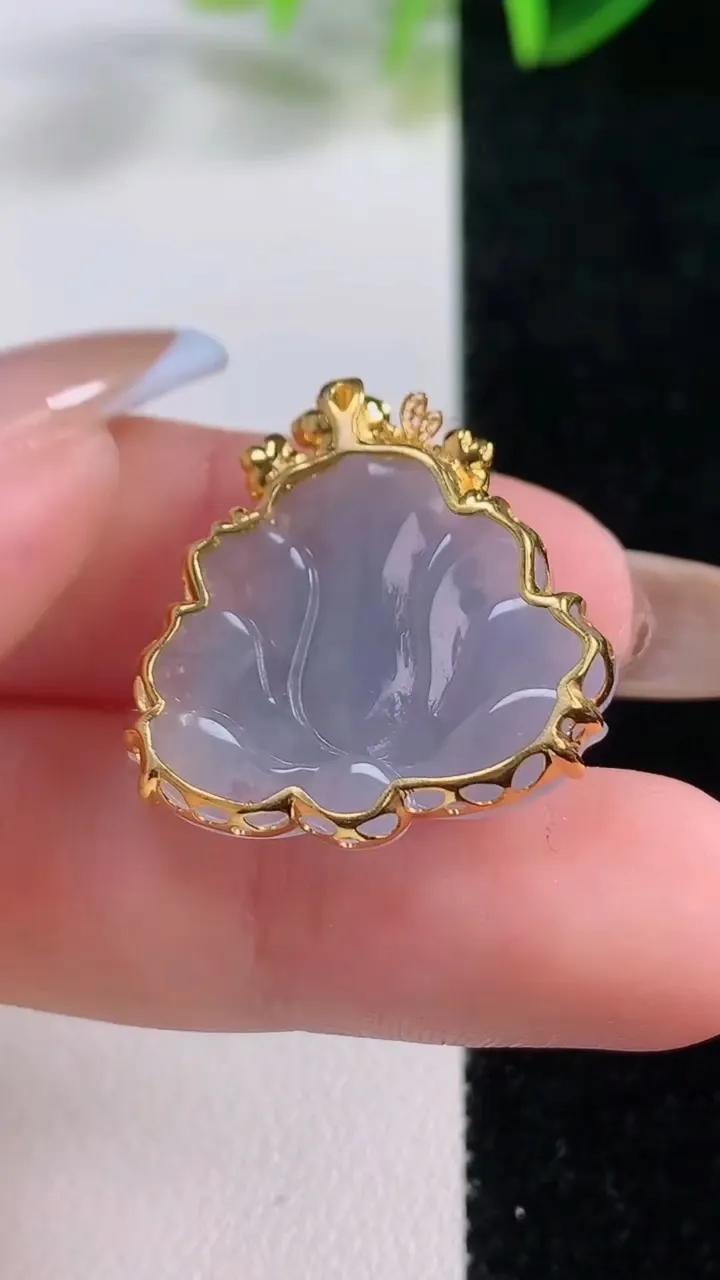 天然A货翡翠18K金紫罗兰和和美美 荷花吊坠，尺寸20-23.7-7.6，重量:4.07g
11月20日