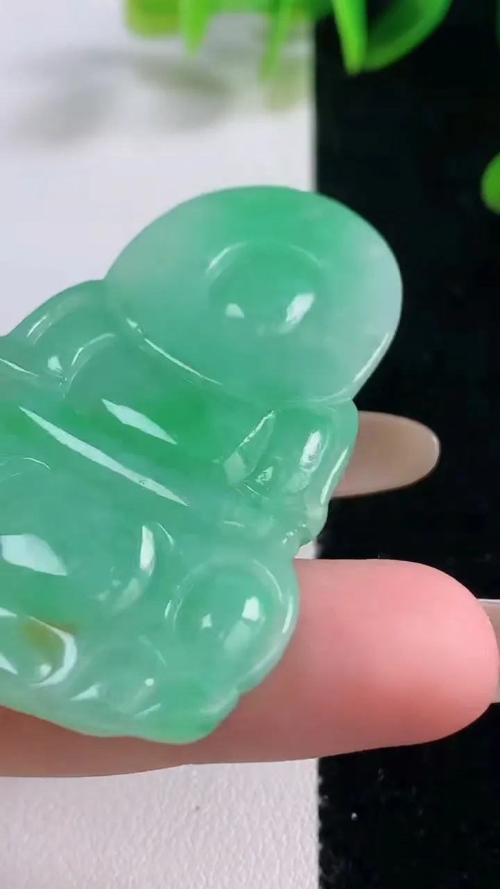 天然A货翡翠观音菩萨吊坠，尺寸53.6-34.4-5.8，重量:20.30g
11月20日