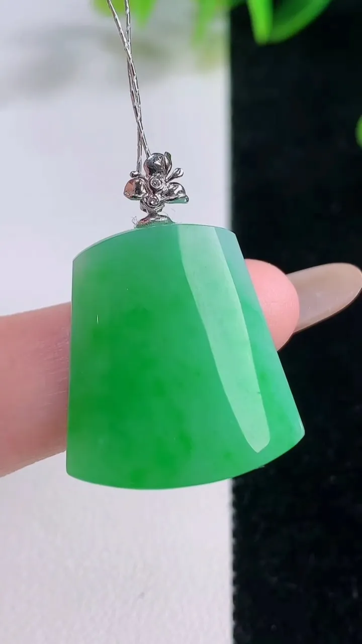 天然A货翡翠无事牌吊坠，尺寸23.2-21.5-5.5，重量:6.55g
11月20日