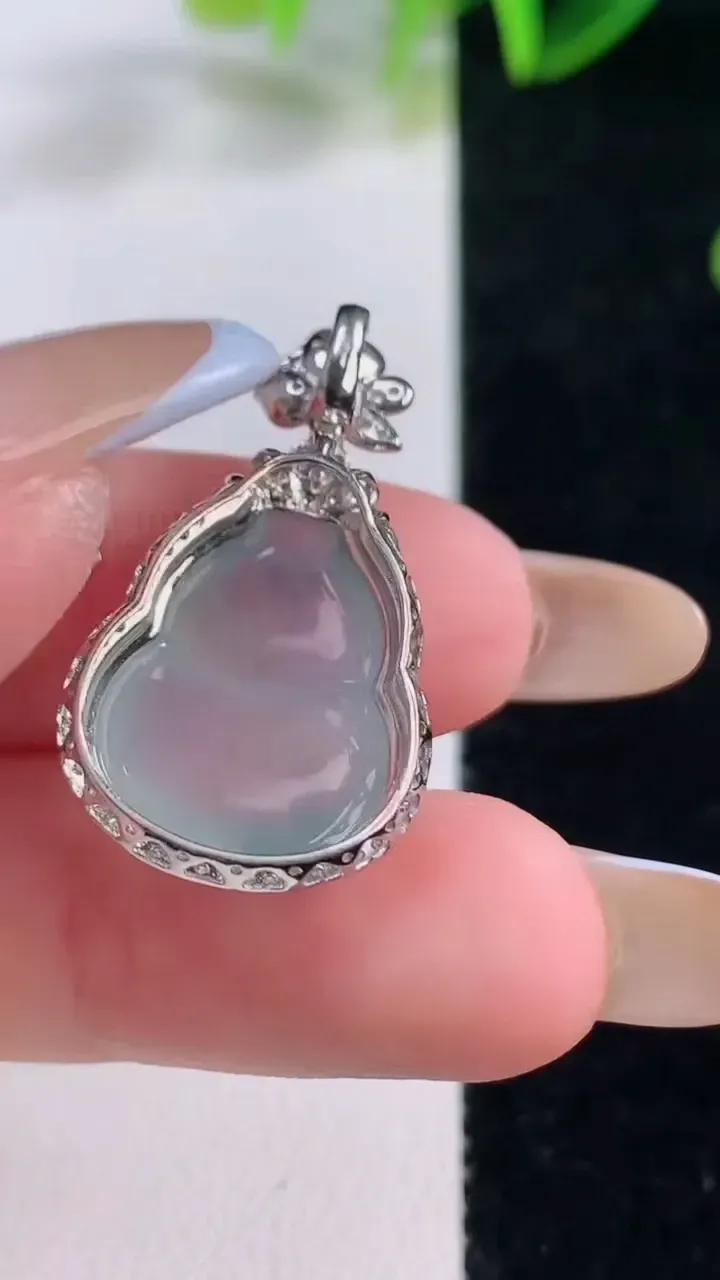 天然A货翡翠种飘花葫芦吊坠，尺寸28.8-16.6-7.9，裸石17.2-13.3重量:3.61g
11月20日