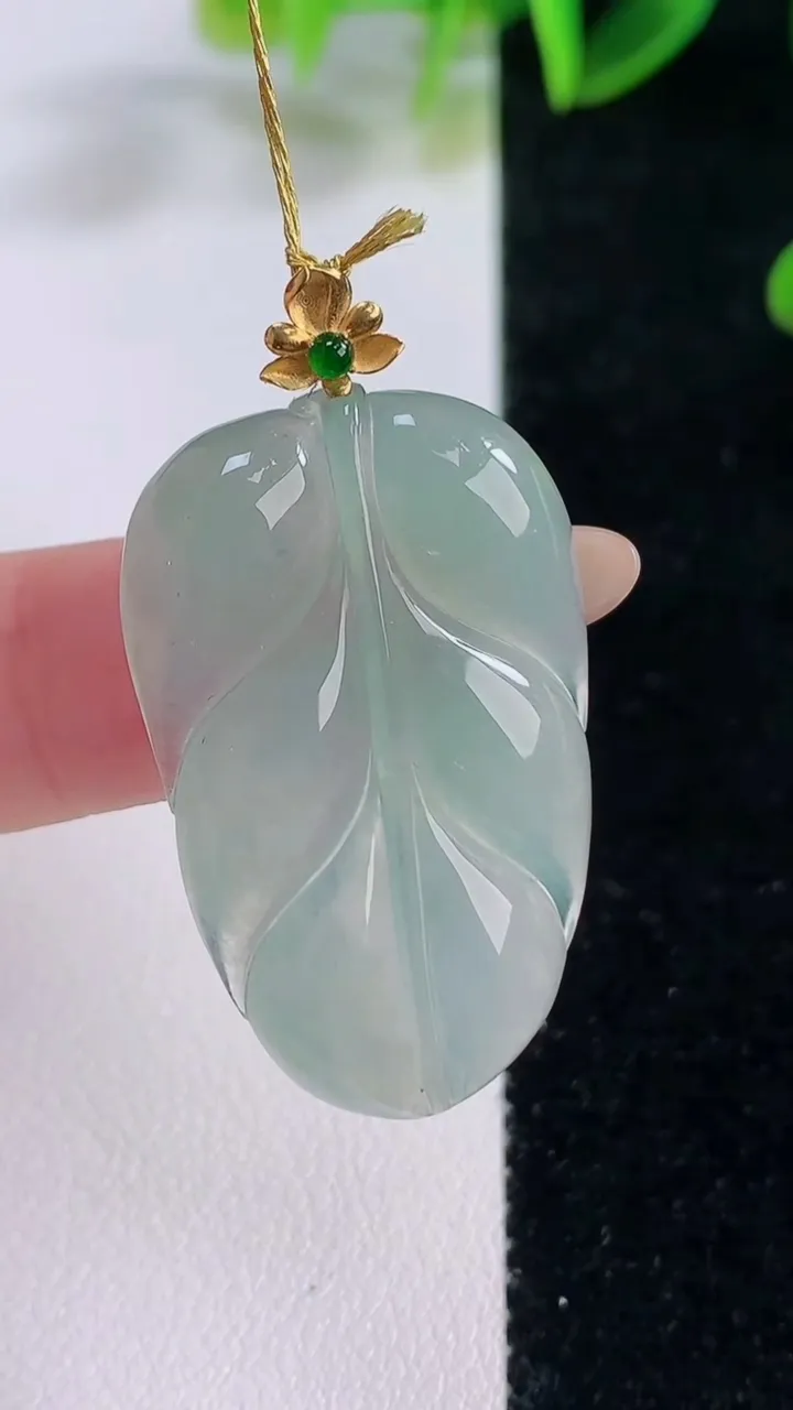 天然A货翡翠金枝玉叶叶子吊坠，尺寸34-21.4-4.6，重量:7.13g
11月20日