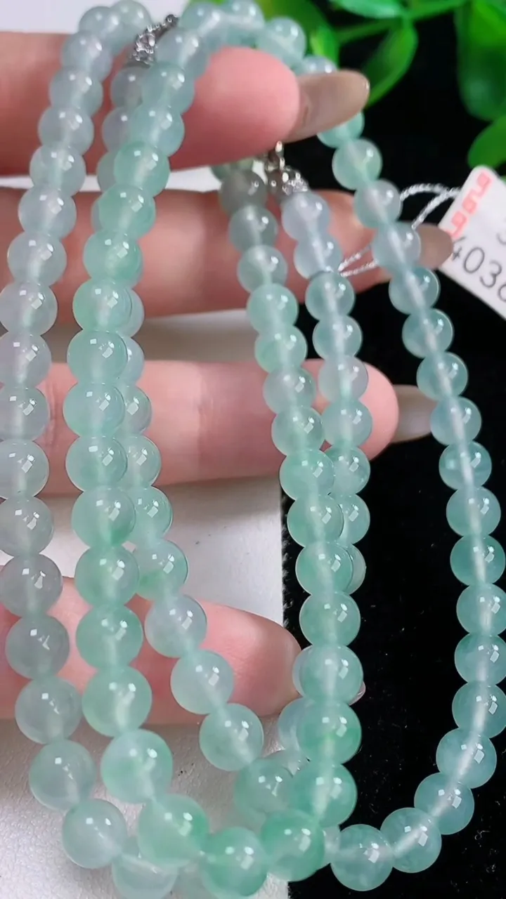 天然A货翡翠圆珠项链，尺寸5.7-108颗，重量:41.60g
11月20日