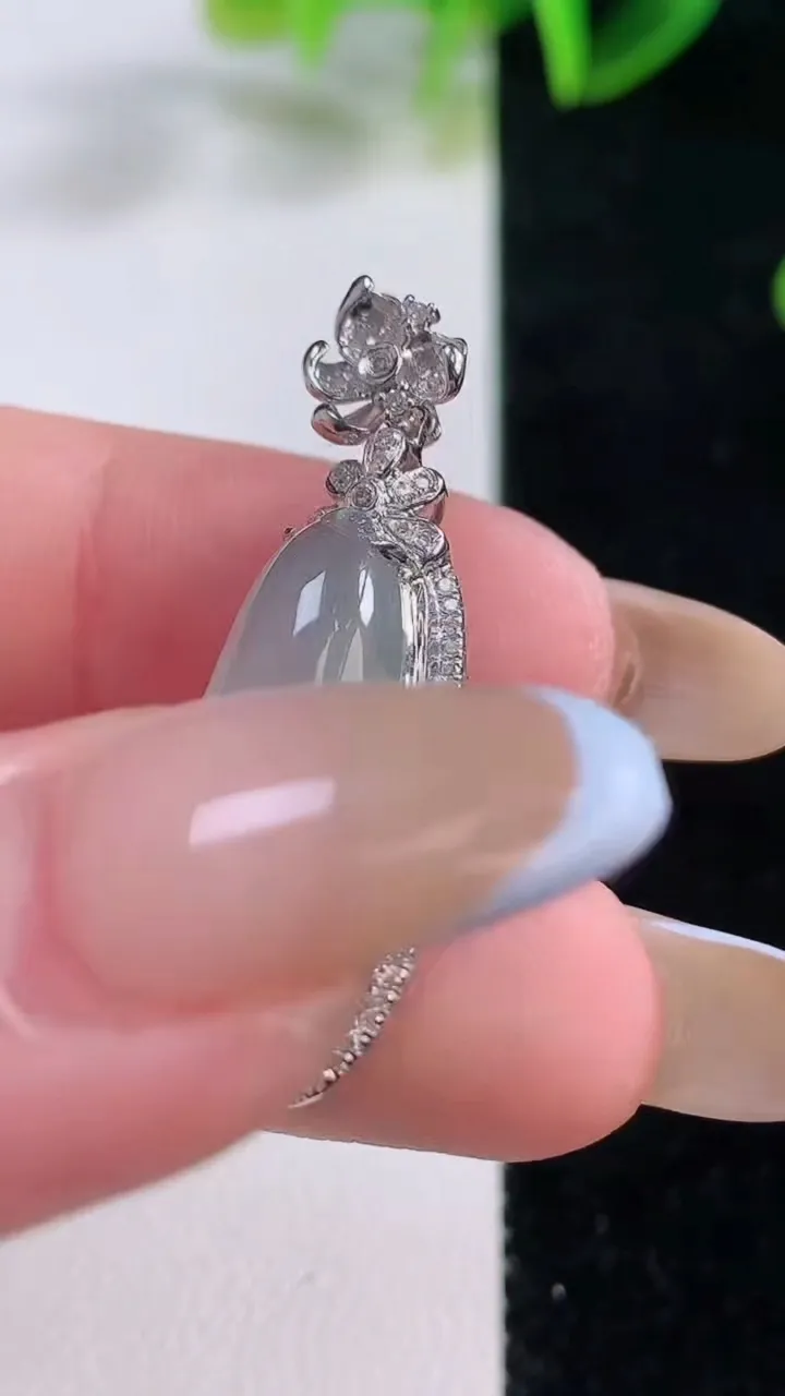 天然A货翡翠种飘花福瓜吊坠，尺寸34.6-12-8.8，裸石22.2-8.2重量:4.01g
11月