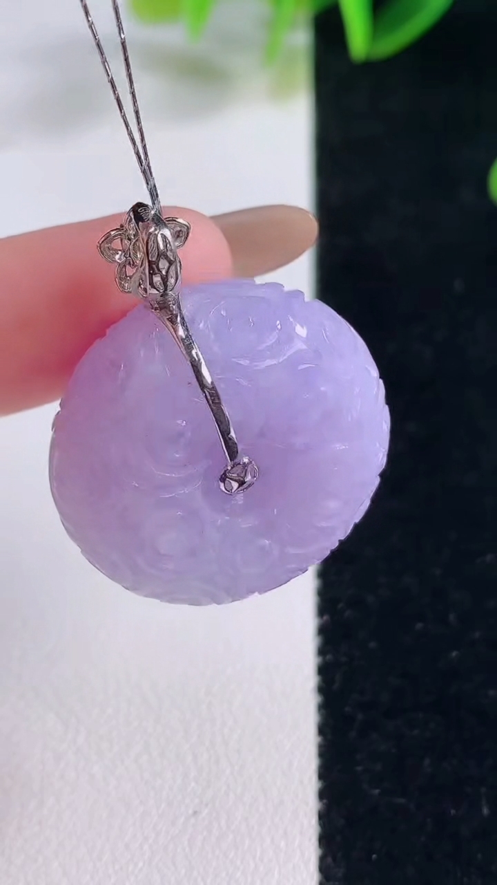 天然A货翡翠18K金春带彩紫罗兰雕花平安扣吊坠，尺寸26.4-12.3，重量:18.11g
11月20日