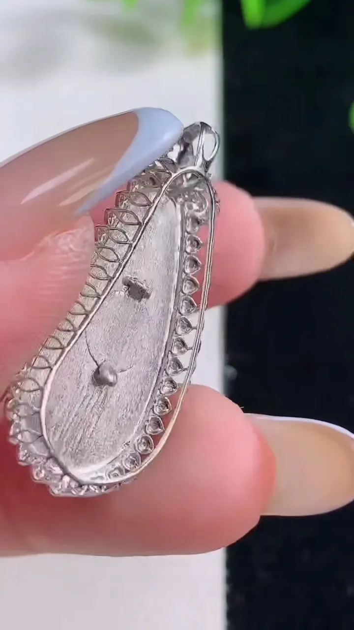 天然A货翡翠福豆吊坠，尺寸32.2-14-7.8，裸石24.7-10.4重量:3.59g
11月20日