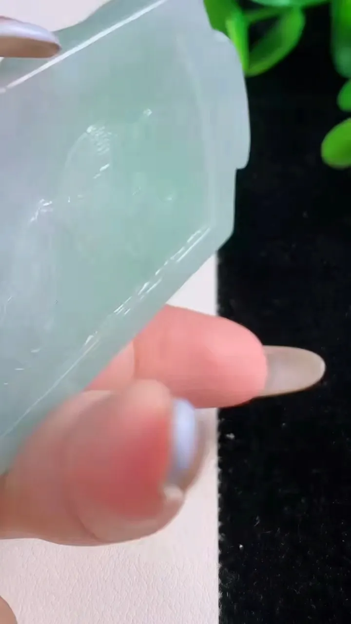 天然A货翡翠龙牌吊坠，尺寸72-40.8-9，重量:68.55g
11月20日