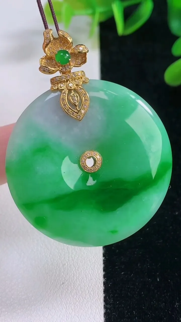 天然A货翡翠平安扣吊坠，尺寸40-5.7，重量:21.46g
11月20日