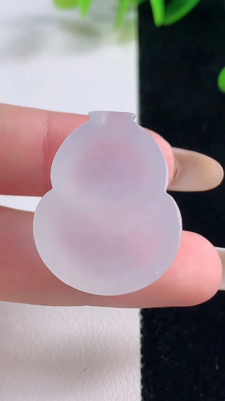 天然A货翡翠种白冰葫芦镶嵌件，尺寸29-23-9，重量:11.15g
11月20日