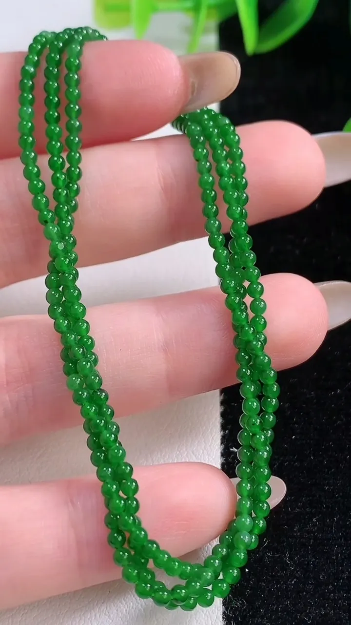 天然A货翡翠小米珠项链，尺寸2，重量:5.72g11月20日
工厂直销收藏佳品,种好水足，色泽均匀，有种有色，上手高大气！