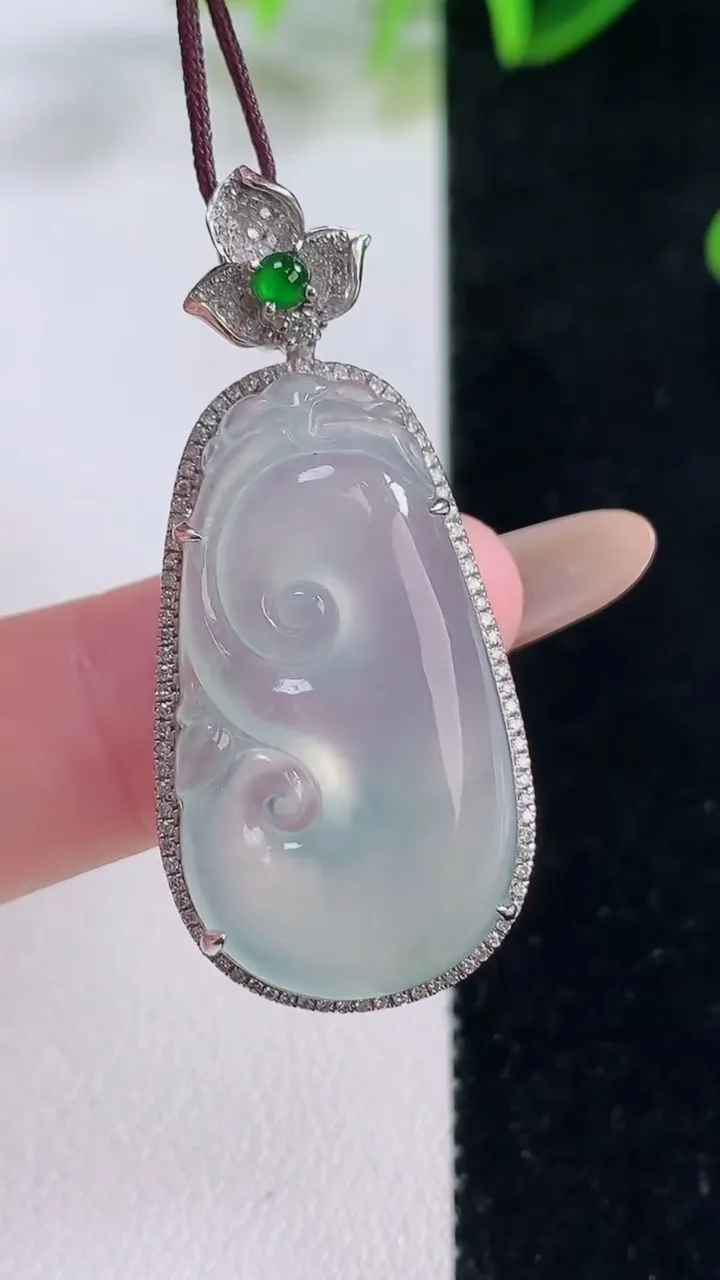 天然A货翡翠如意吊坠，尺寸40.6-18-8.2，裸石29-15.8重量:6.76g
11月20日