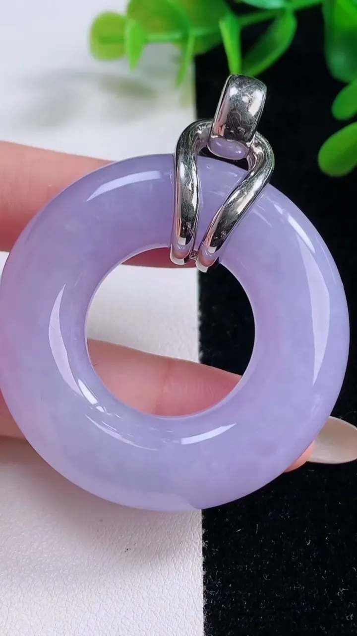 天然A货翡翠18K金紫罗兰平安扣吊坠，尺寸48.6-12，重量:53.80g
11月20日