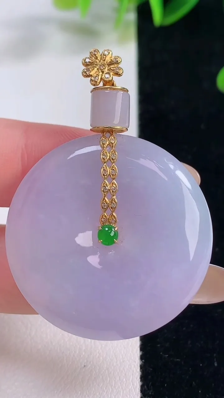 天然A货翡翠18K金紫罗兰平安扣吊坠，尺寸34-6，重量:16.62g
11月20日