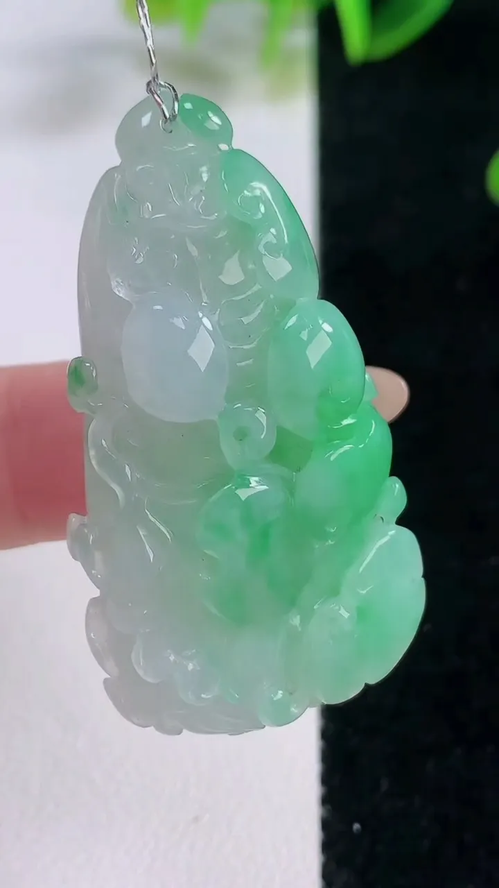 天然A货翡翠白菜吊坠，尺寸45.2-24.5-10.3，重量:17.79g
11月20日