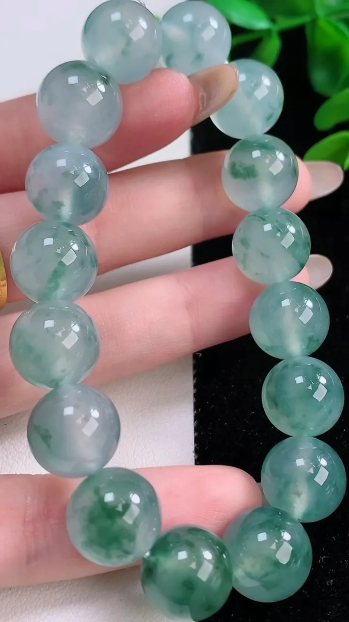 天然A货翡翠种飘花圆珠手串，尺寸12.5-16颗，重量:58.80g11月20日
工厂直销收藏佳品,种好水足，色泽均匀，有种有色，上手高大气！