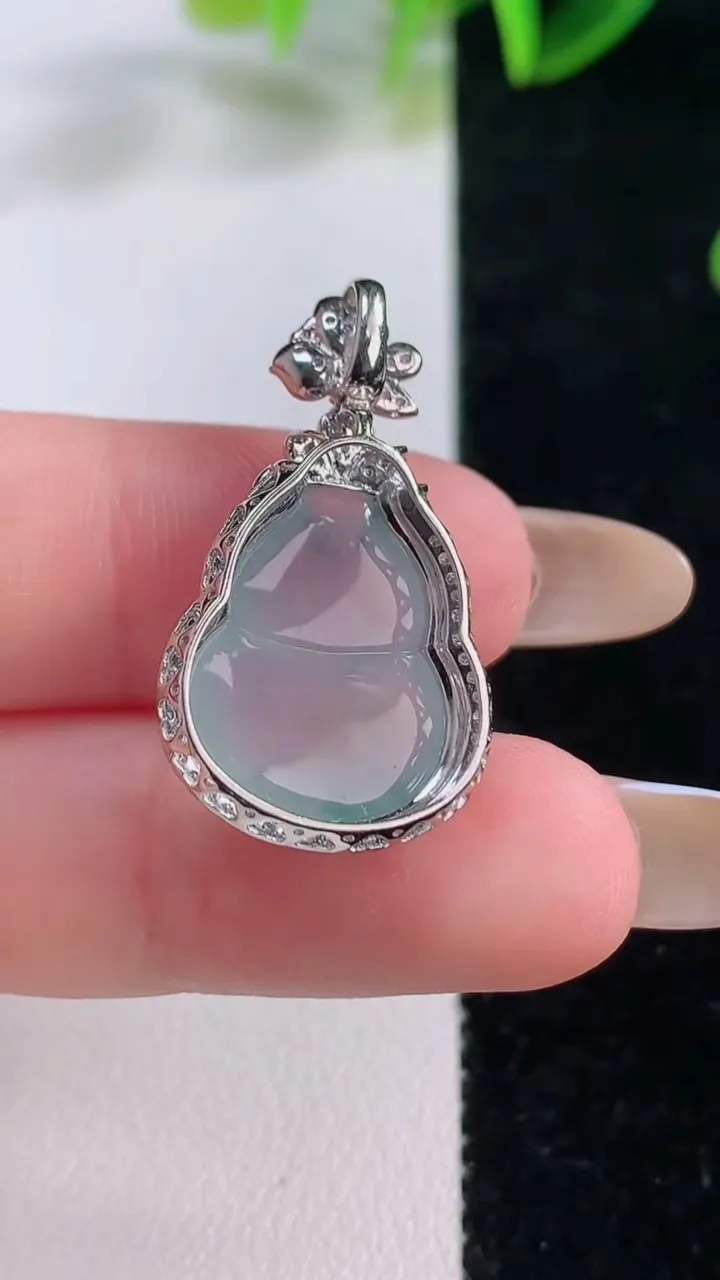 天然A货翡翠种飘花葫芦吊坠，尺寸28.8-16.6-7.9，裸石17.2-13.3重量:3.61g
11月20日