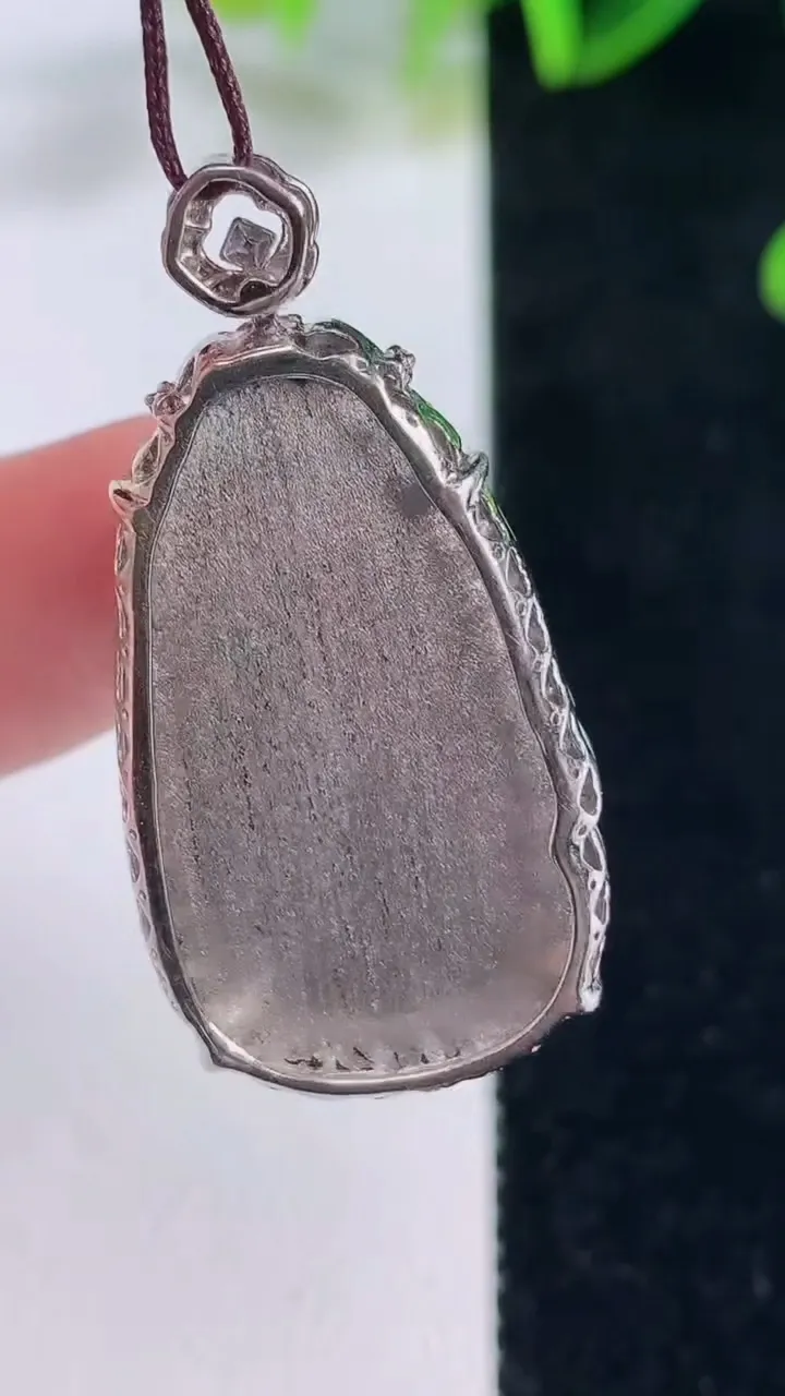 天然A货翡翠如意吊坠，尺寸36.2-28.4-1.8，重量:7.32g
11月20日