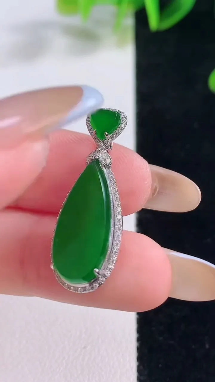天然A货翡翠水滴吊坠，尺寸30-11-5.6，裸石19.2-8.7重量:2.79g
11月20日