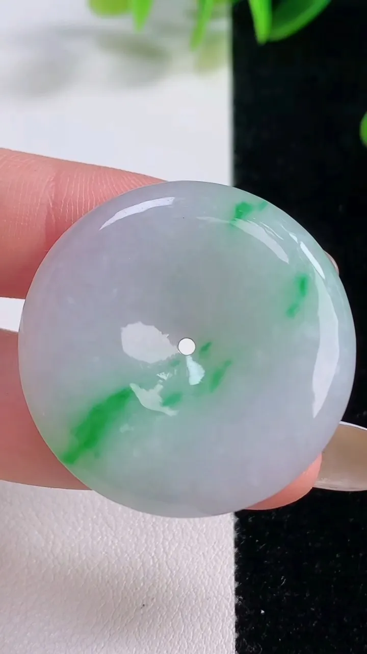 天然A货翡翠平安扣吊坠，尺寸34-5.7，重量:14.57g
11月20日