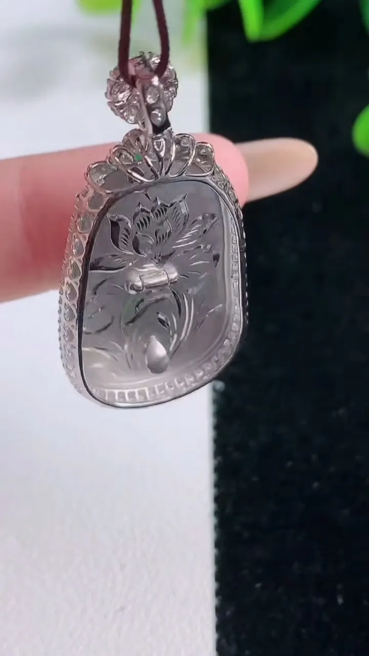 天然A货翡翠如意吊坠，尺寸36.3-18.6-7，裸石25-15重量:6.11g
11月20日