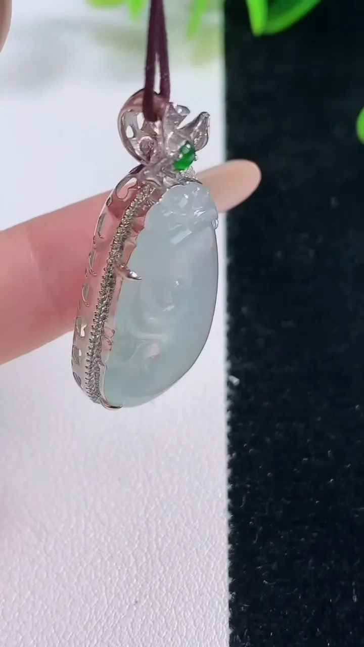 天然A货翡翠如意吊坠，尺寸40.6-18-8.2，裸石29-15.8重量:6.76g
11月20日