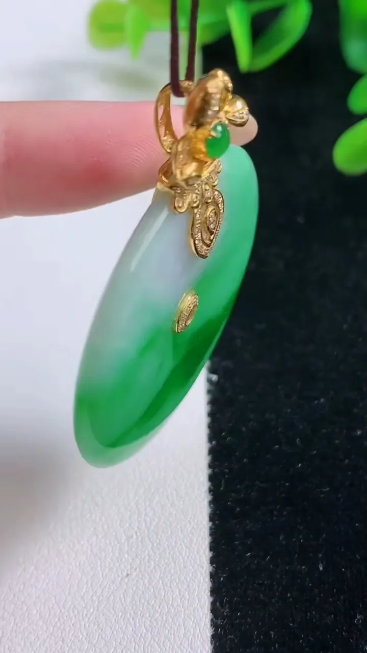 天然A货翡翠平安扣吊坠，尺寸40-5.7，重量:21.46g
11月20日