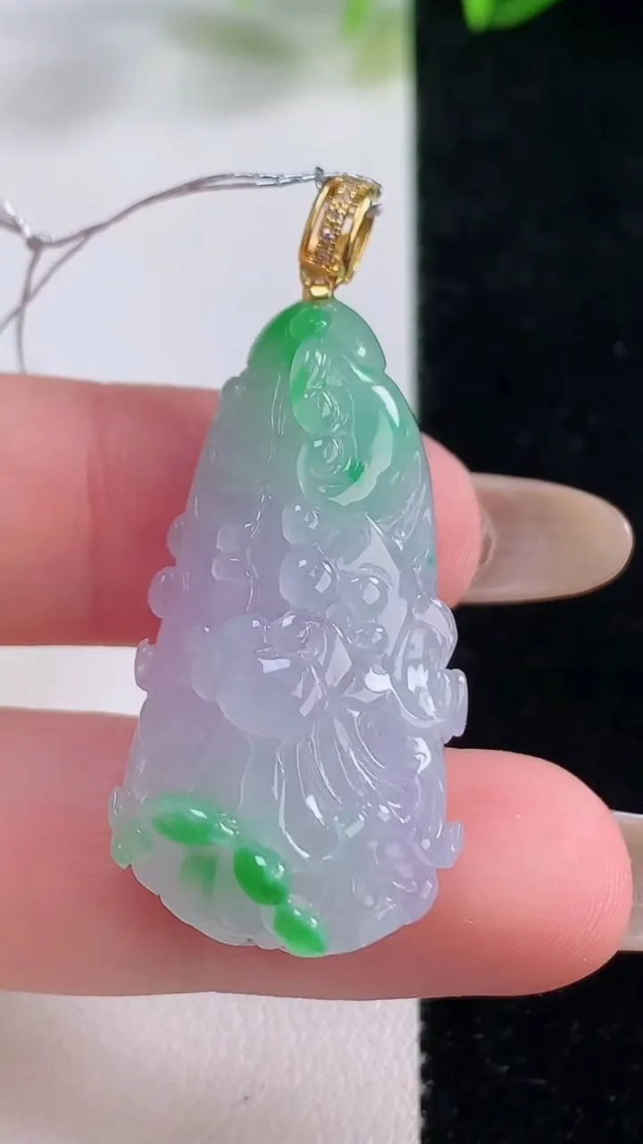 天然A货翡翠白菜吊坠，尺寸34-18.3-10.2，重量:10.92g
11月20日
