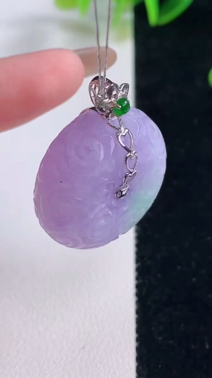 天然A货翡翠18K金春带彩紫罗兰雕花平安扣吊坠，尺寸26.4-12.3，重量:18.11g
11月20日