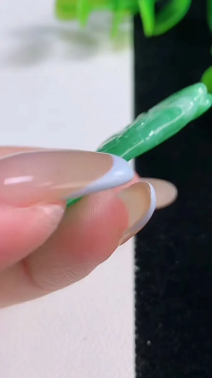 天然A货翡翠节节高升 竹节吊坠，尺寸62.7-30-4.6，重量:21.43g
11月20日