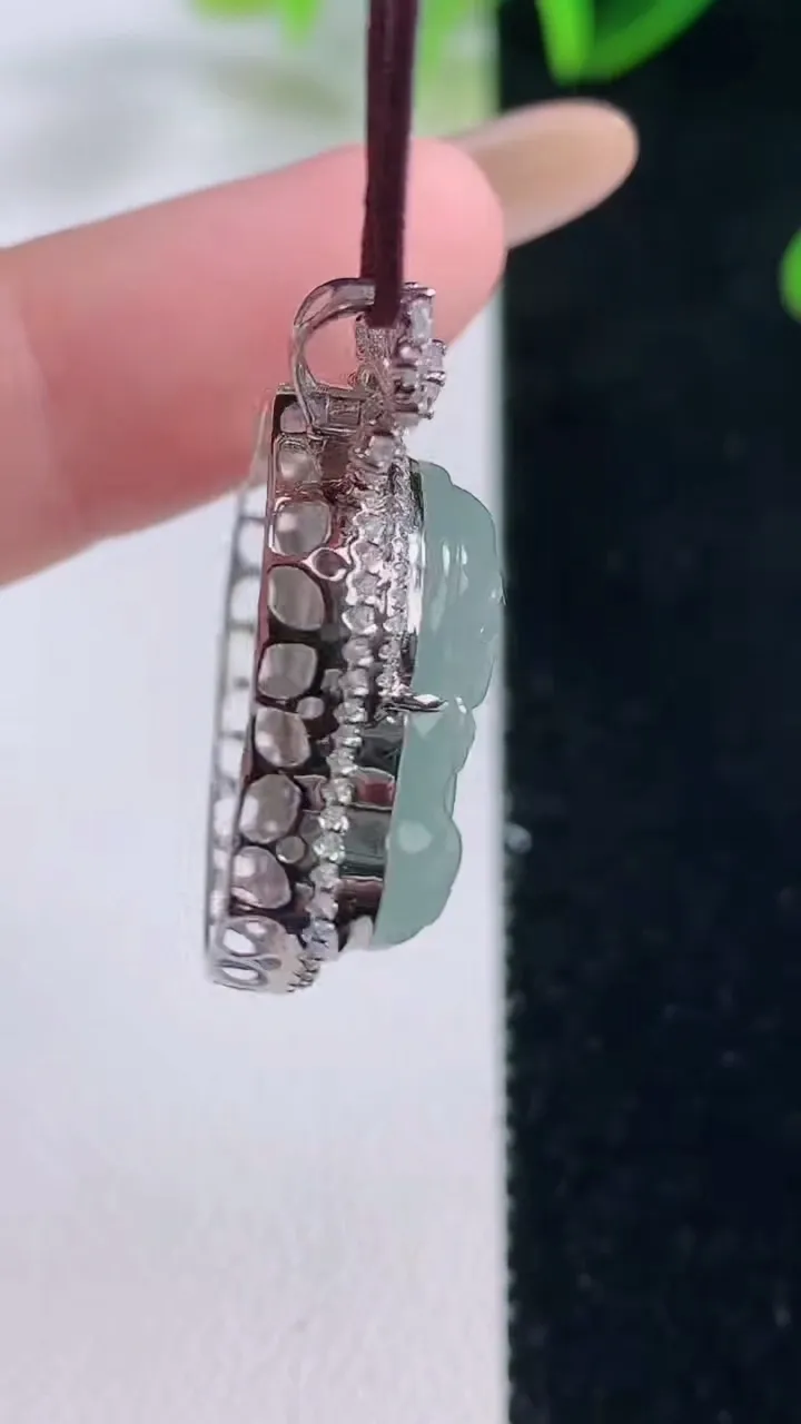 天然A货翡翠种白冰佛公吊坠，尺寸30-24.2-9.2，裸石17-21重量:4.55g
11月20日