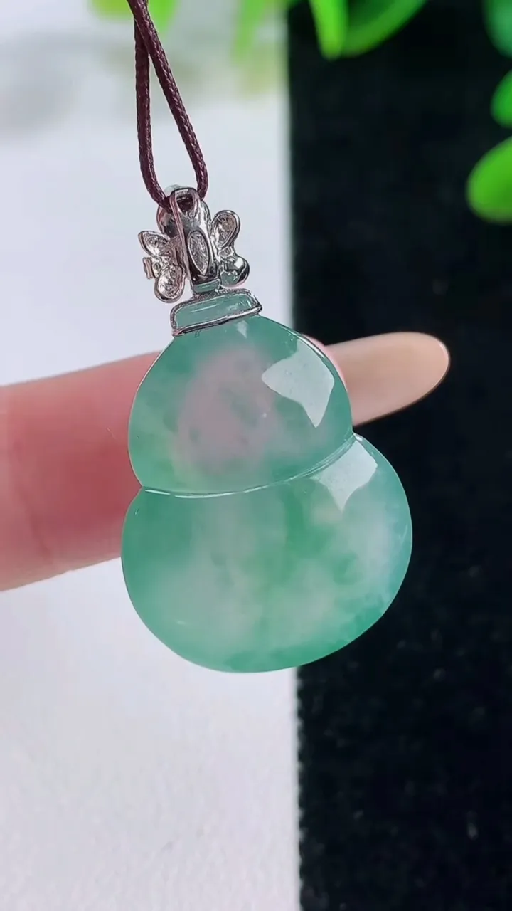 天然A货翡翠种飘花葫芦吊坠，尺寸23-18-7.8，重量:5.68g
11月20日