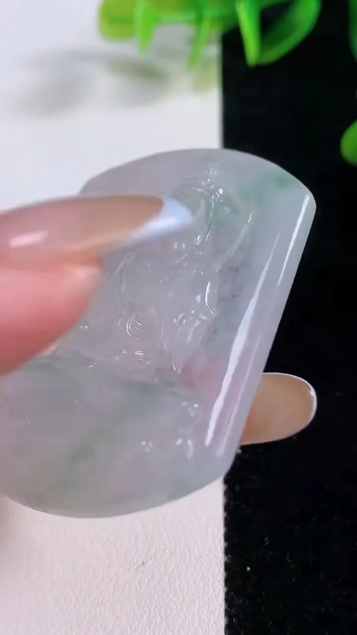 天然A货翡翠冰种飘花大势至菩萨吊坠，尺寸49.5-38.2-5.7，重量:22.38g
11月20日