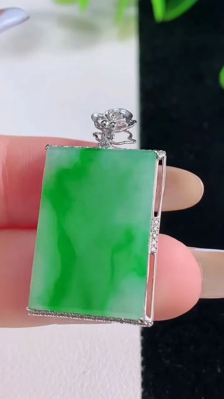 天然A货翡翠无事牌吊坠，尺寸33-18.2-5.3，裸石24.5-16.7重量:5.64g
11月2