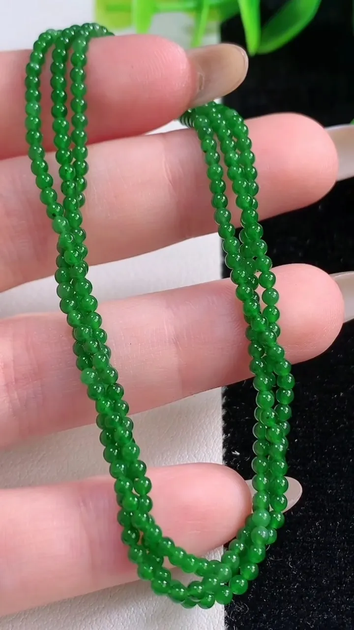 天然A货翡翠小米珠项链，尺寸2，重量:5.72g11月20日
工厂直销收藏佳品,种好水足，色泽均匀，有种有色，上手高大气！