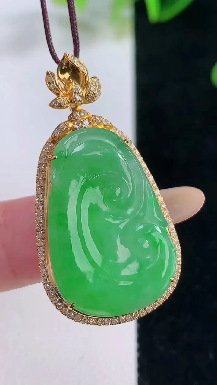 天然A货翡翠如意吊坠，尺寸37.3-20.2-6.6，裸石26-16.7重量:5.62g
11月20