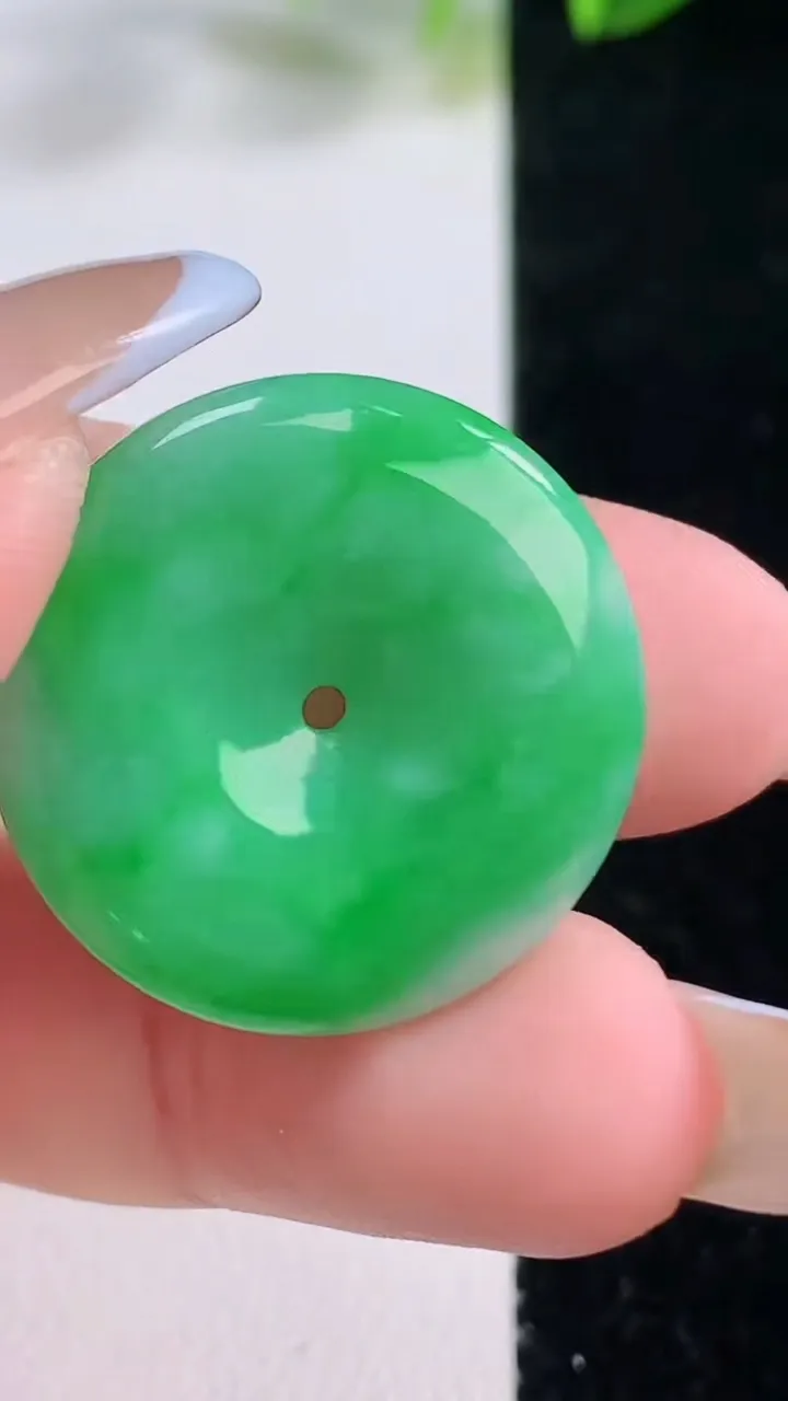 天然A货翡翠平安扣吊坠，尺寸24.5-4.3，重量:6.28g
11月20日