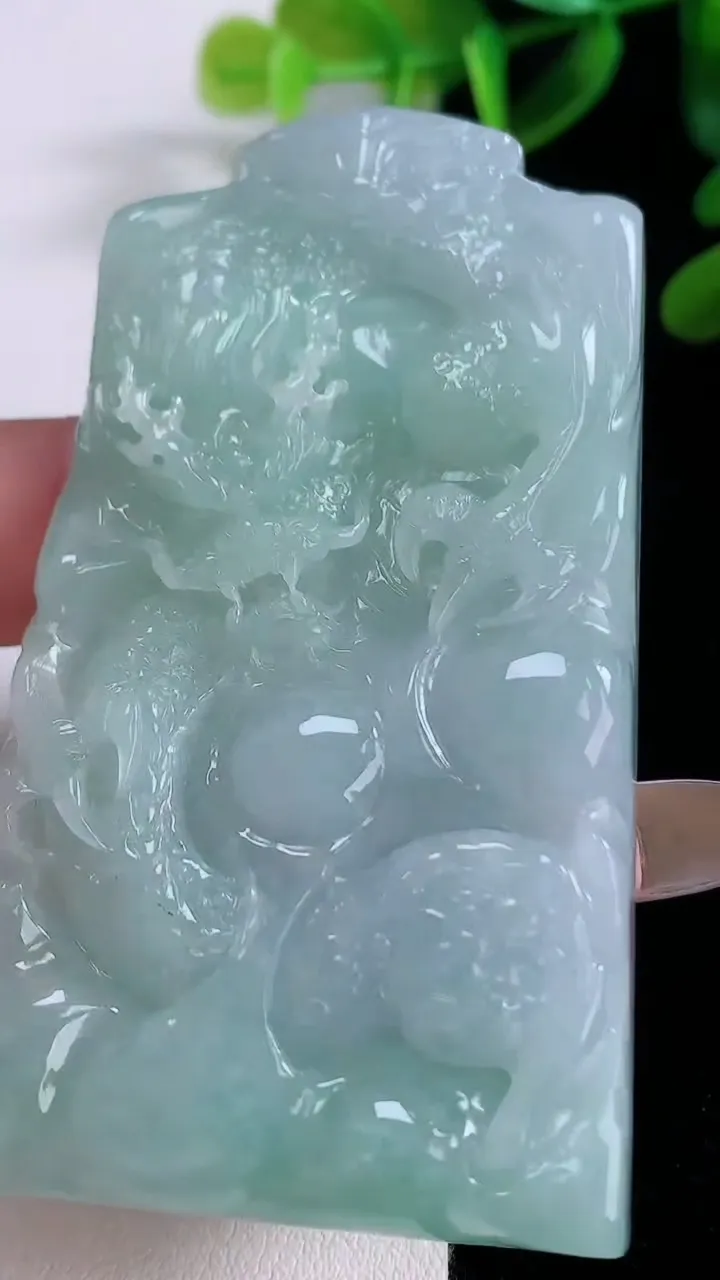 天然A货翡翠龙牌吊坠，尺寸72-40.8-9，重量:68.55g
11月20日