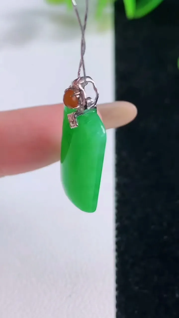 天然A货翡翠无事牌吊坠，尺寸23.7-11.7-4.7，重量:3.81g
11月20日