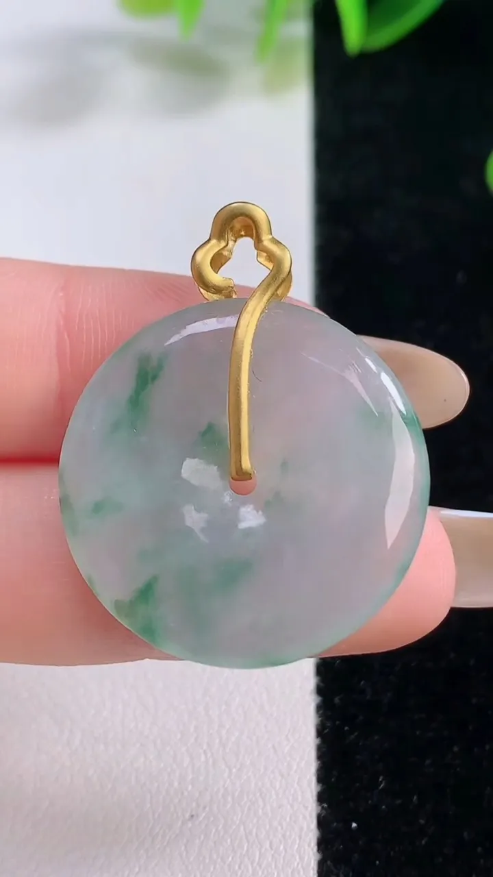 天然A货翡翠种飘花平安扣吊坠，尺寸26.6-4，重量4:6.97g
11月20日