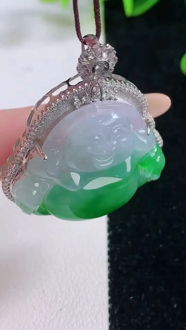 天然A货翡翠佛公吊坠，尺寸42.2-35-11.4，裸石29-32.4重量:12.60g
11月20日