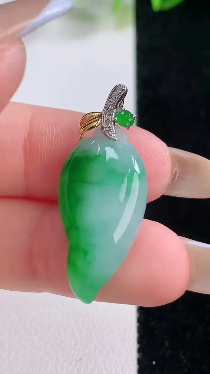 天然A货翡翠福瓜吊坠，尺寸24.3-13.2-5.9，重量:4.00g
11月20日