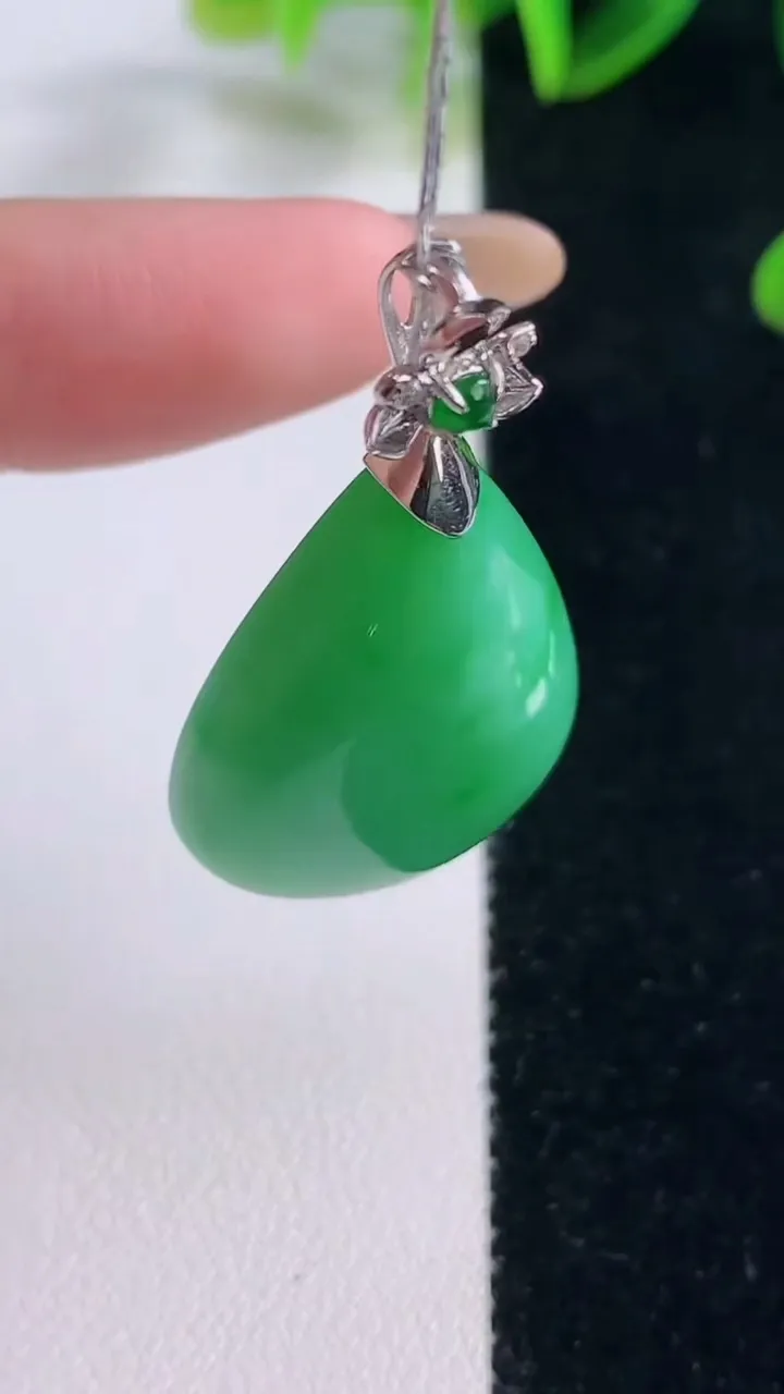 天然A货翡翠水滴吊坠，尺寸28.5-21.2-9.5，重量:10.00g
11月20日