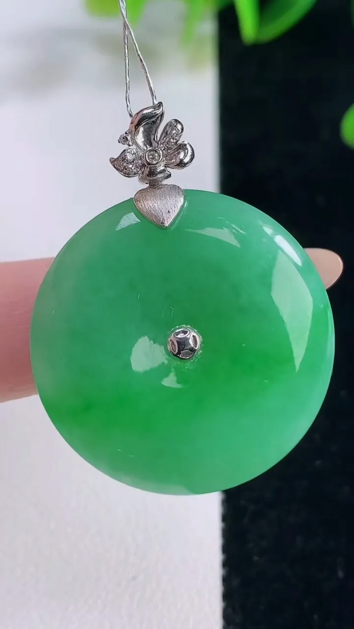 天然A货翡翠平安扣吊坠，尺寸28.4-6，重量:11.20g
11月20日