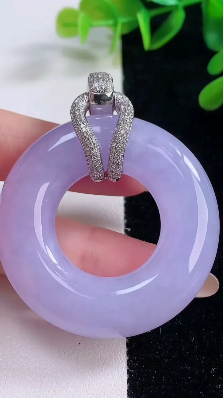 天然A货翡翠18K金紫罗兰平安扣吊坠，尺寸48.6-12，重量:53.80g
11月20日