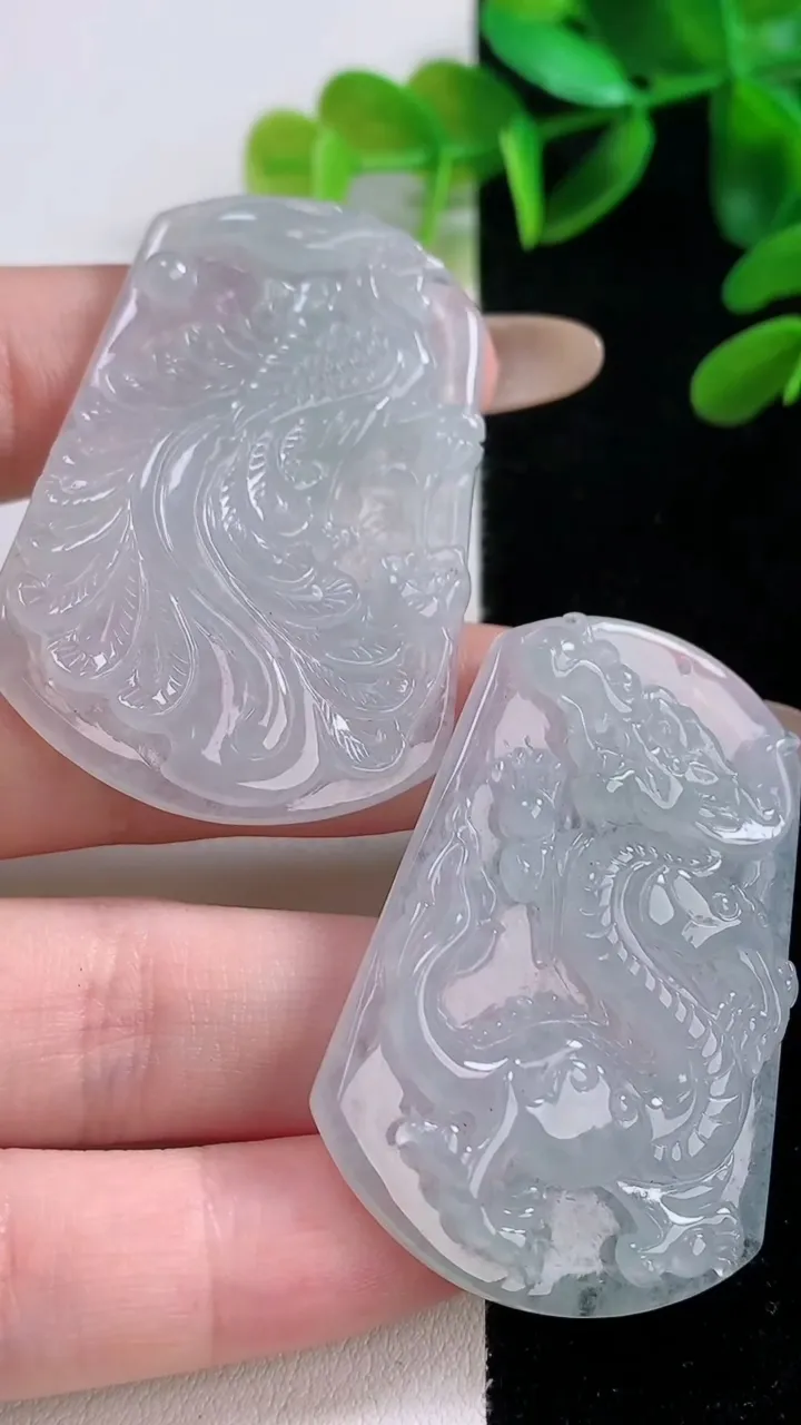 天然A货翡翠龙凤呈祥吊坠一对，尺寸47-33.4-6.2，重量:36.79g
11月20日