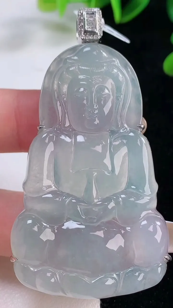天然A货翡翠种白冰观音菩萨吊坠，尺寸57.8-35.6-8，重量:22.27g
11月20日