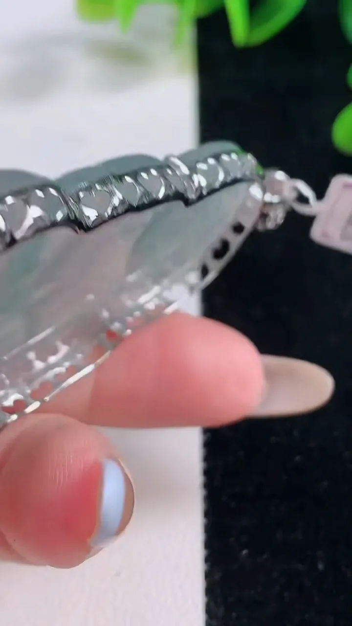 天然A货翡翠种白冰观音菩萨吊坠，尺寸57.8-35.6-8，重量:22.27g
11月20日