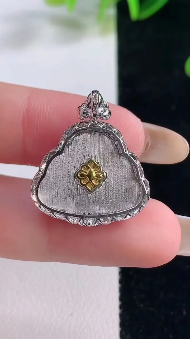 天然A货翡翠佛公吊坠，尺寸24.6-21.4-5.5，裸石15.6-19重量:2.46g
11月20日