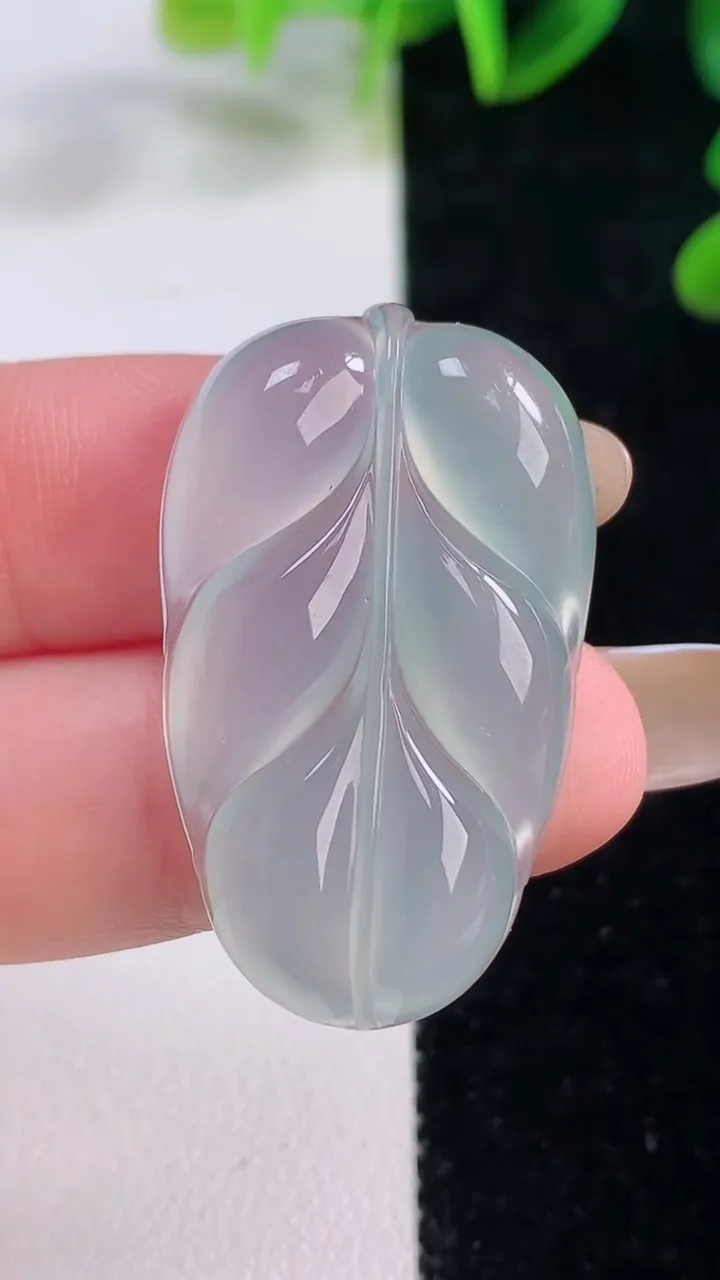 天然A货翡翠金枝玉叶 叶子吊坠，尺寸35-21.4-5.6，重量:8.22g
11月20日