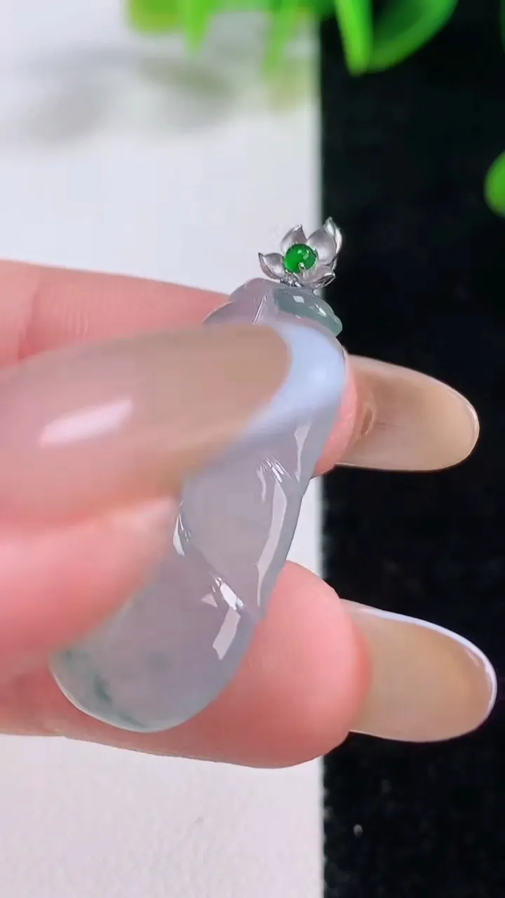 天然A货翡翠种飘花金枝玉叶 叶子吊坠，尺寸30-14-4，重量:4.10g
11月20日