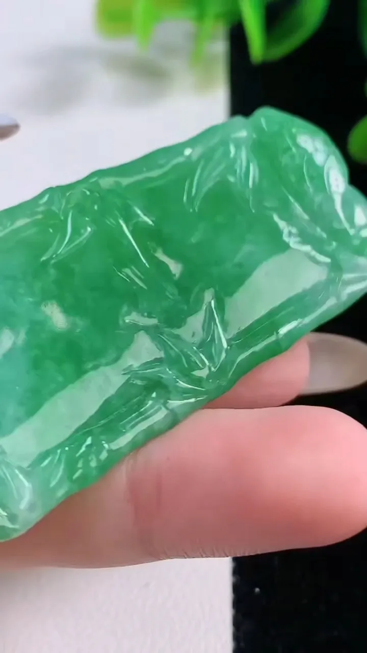 天然A货翡翠节节高升 竹节吊坠，尺寸62.7-30-4.6，重量:21.43g
11月20日